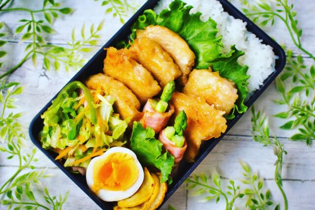 おはようございます。

本日のお弁当メニュー🍴
⭐鶏胸肉のガーリック醤油焼き
⭐アスパラベーコン
⭐黄色のズッキーニの炒め物
⭐ゆで卵
⭐野菜炒め

旅行やらなんやらで
さぼりにさぼっていたお弁当🍱

久々に復活～💪

皆さんの投稿も
全然見にいけていないので

またのんびり
回らせてくださいm(__)m

#お弁当 #旦那弁当 #ヘルシー弁当 #鶏胸肉焼き #鶏胸肉弁当 #鶏肉弁当 #鶏胸肉のガーリック醤油焼き #高タンパク弁当 #久しぶりのお弁当 #子育てママ #obentagram　#obento_every_day