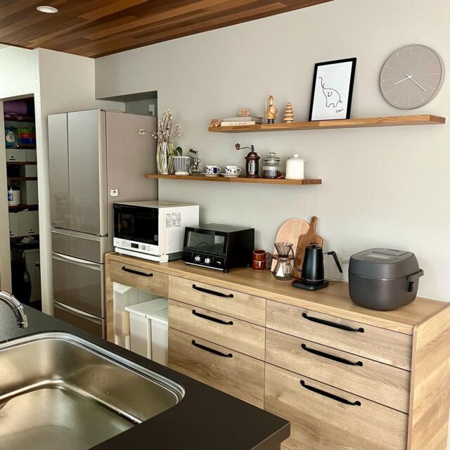 カップボード☕️

時々、質問をいただくので
記録として残しておきます✨

我が家のカップボードは
クリナップのもの。

面材と天板の、選べる色に
同色のものがないので

色の組み合わせを
よく聞かれます🎨

我が家のカップボードは
面材→オークラテ
天板→ナチュラルウッド（メラミン）
です✨

別の色名なので
私も完成まで心配で💦

白色の天板にしておいて、実物を見てから
リメイクシートで似た色を
DIYしようかとも考えていました🤔

でも、その事を
設計士さんに相談すると

よく使う場所や水濡れなどがある所は
シート類を貼ると劣化する可能性があると言われ🙅‍♀️ﾀｼｶﾆ

結局、この色の組み合わせを
選んだわけです。

でも結果的には
全く違和感がなくて ホッ😮‍💨

とてもよく
馴染んでいます♡（と思っています🤣）

カップボードを木目調にしたい方
オススメですよ〜🤭

ちなみに取手は
ネコアシブラック🐈‍⬛

可愛さももちろん
気に入ってますが

角に丸みがあるので
服などに引っ掛からずとても快適です♪

どなたかの参考になれば
嬉しいです☺️

#注文住宅 #マイホーム計画中の人と繋がりたい #新築一戸建て #日々の暮らし #家づくり #おうちづくり #工務店がつくる家 #クリナップキッチン #クリナップのある暮らし #クリナップステディア #背面収納 #カップボード #クリナップカップボード #オークラテ #ナチュラルウッド #ネコアシブラック #飾り棚ディスプレイ #ロッシュチャコール #キッチン #キッチンインテリア #セラミック天板 #無垢床 #ナラフローリング