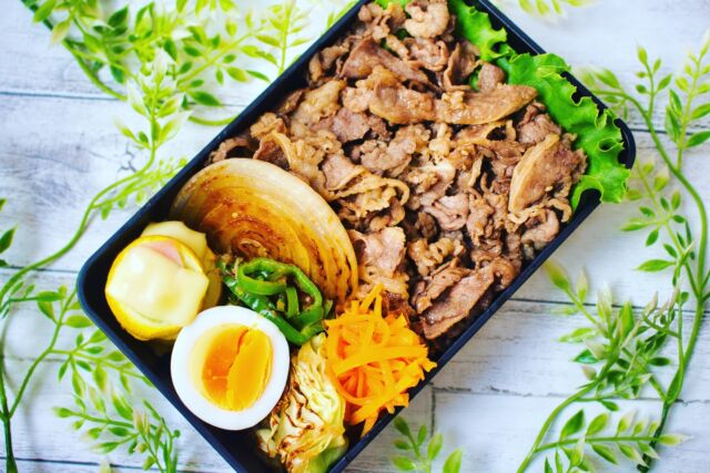 おはようございます。

本日のお弁当メニュー🍴
⭐牛丼
⭐玉ねぎステーキ
⭐キャロットラペ
⭐ゆで卵
⭐ピーマンカツオ
⭐ズッキーニとハムチーズ焼き
⭐グリルキャベツ

夏休み…🍉

朝がバタバタすぎて
お弁当の投稿を忘れがち💦

#お弁当 #旦那弁当 #牛丼弁当 #手抜き弁当 #汁なし牛丼 #定番弁当 #人気のお弁当 #漏れないお弁当 #投稿忘れ #いつかのお弁当 #子育てママ #obentagram　#obento_every_day
