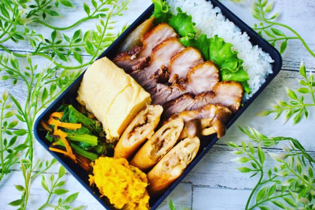 おはようございます。

いつかのお弁当メニュー🍴
⭐豚チャーシュー
⭐しめじソテー
⭐だし巻き卵
⭐春巻き（冷食）
⭐かぼちゃサラダ
⭐小松菜と人参の塩昆布和え

普段、時間のかかるチャーシューは
あまりしないんだけど

豚ブロックの安さに負けて購入🐷

前夜の仕込みは大変だったけど
やっぱりメインができてると
朝が楽だわ～😂

明日からお盆休み♡
実家でゆっくり…
できないか🙄

#お弁当 #旦那弁当 #チャーシュー弁当 #チャーシュー丼 #チャーシュー丼弁当 #豚のチャーシュー #前の日の仕込み #手作りチャーシュー #投稿忘れ #いつかのお弁当 #子育てママ #obentagram　#obento_every_day