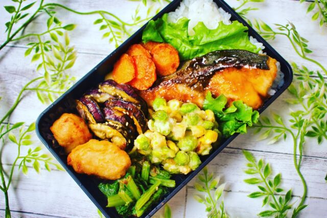 おはようございます。

今日のお弁当メニュー🍴
⭐ブリの照り焼き
⭐コーンと枝豆のかき揚げ
⭐人参の唐揚げ
⭐ナスの照り焼き
⭐小松菜のお浸し
⭐鶏の唐揚げ（冷食）

今日から通常運転🍱

冷蔵庫の食材が不足していて
早速、冷食からあげに頼ってしまったよ😂

#お弁当 #旦那弁当 #魚弁当 #ブリの照り焼き #照り焼き弁当 #ブリの照り焼き弁当 #和弁当 #和食弁当 #子育てママ #obentagram　#obento_every_day