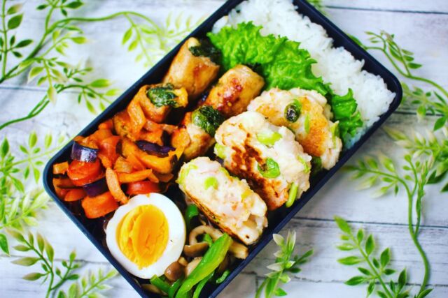 おはようございます。

今日のお弁当メニュー🍴
⭐海老はんぺん焼き
⭐豚肉の大葉チーズ巻き
⭐ラタトゥイユ風
⭐しめじとピーマンの炒め物
⭐ゆで卵

#お弁当 #旦那弁当 #ダブルメイン #豚肉の大葉巻き #豚肉大葉ロール #肉巻き弁当 #大葉チーズ #はんぺん焼き #海老はんぺん #子育てママ #obentagram　#obento_every_day